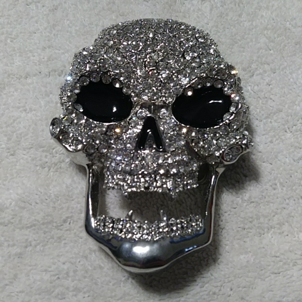 New without tag Diamond faced Vampire belt buckle